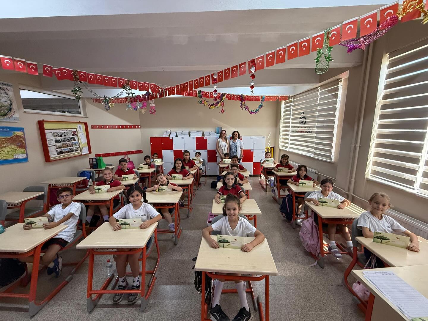 Tema gönüllüsü öğrencilerimiz temel rozetleri ve kartlarını alarak sosyal sorumluluk projelerini tamamladılar.